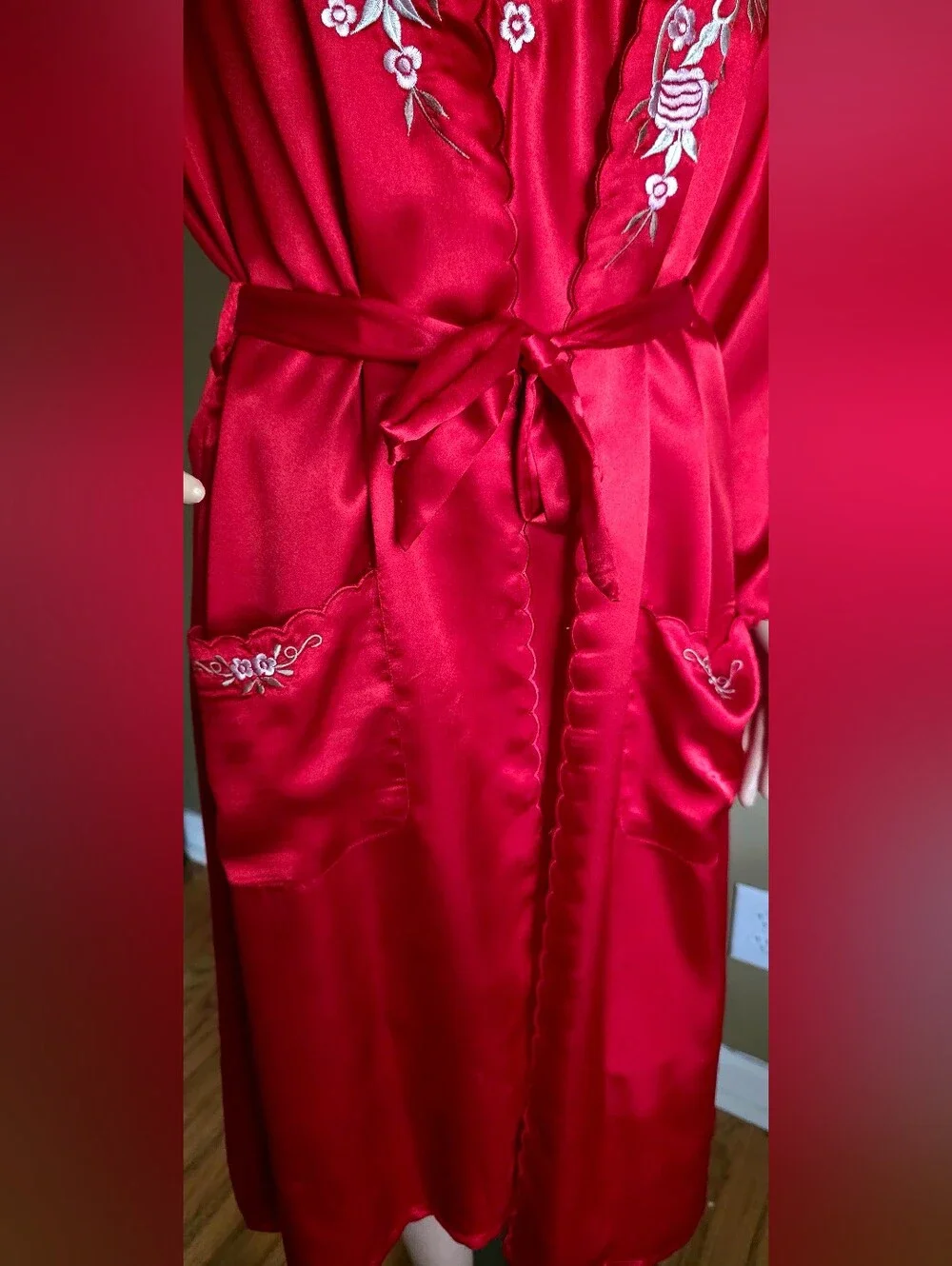 Vintage 雅叶尔 Yǎyèěr Red Silk Embroidered Robe & Nightgown Set